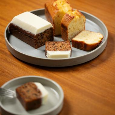 MARGARET HOWELL CAFE / LEMON CAKE & CARROT  CAKE