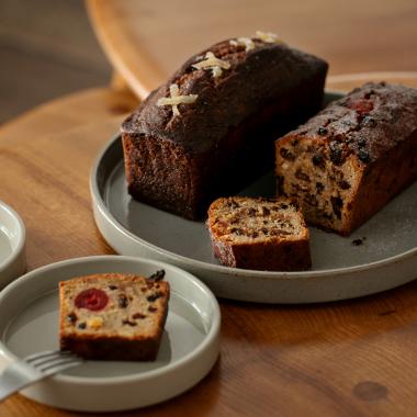 MARGARET HOWELL CAFE / GINGER CAKE & TRADITIONAL FRUIT CAKE