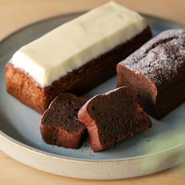 MARGARET HOWELL CAFE / CHOCOLATE CAKE & CARROT  CAKE