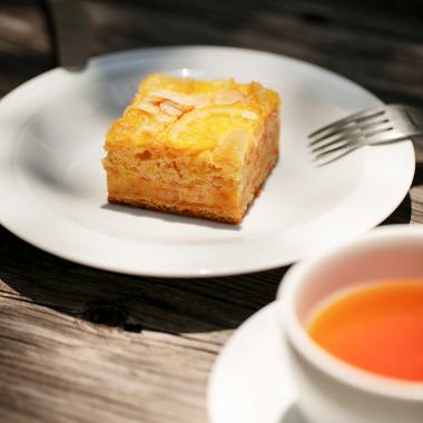 MARGARET HOWELL CAFE / GRAPEFRUIT CAKE